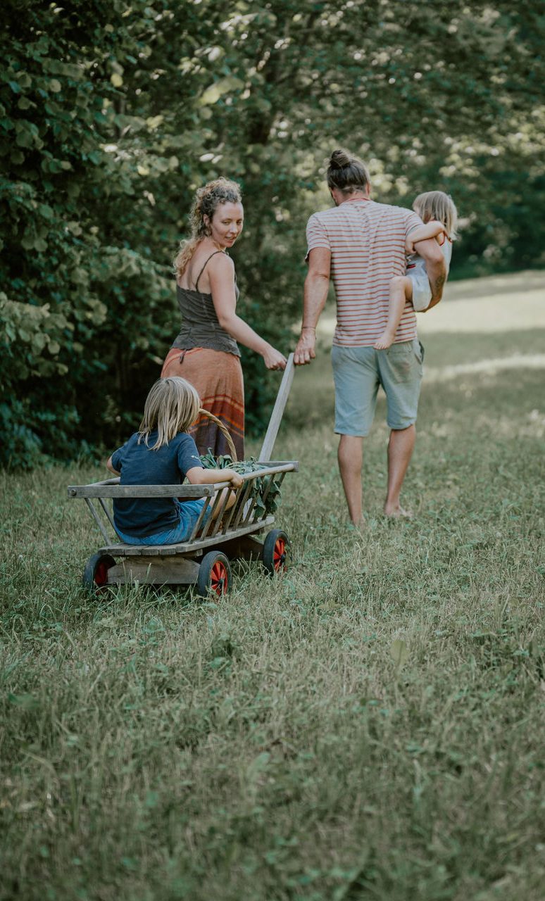 Familienfoto mit Ziehwagen
