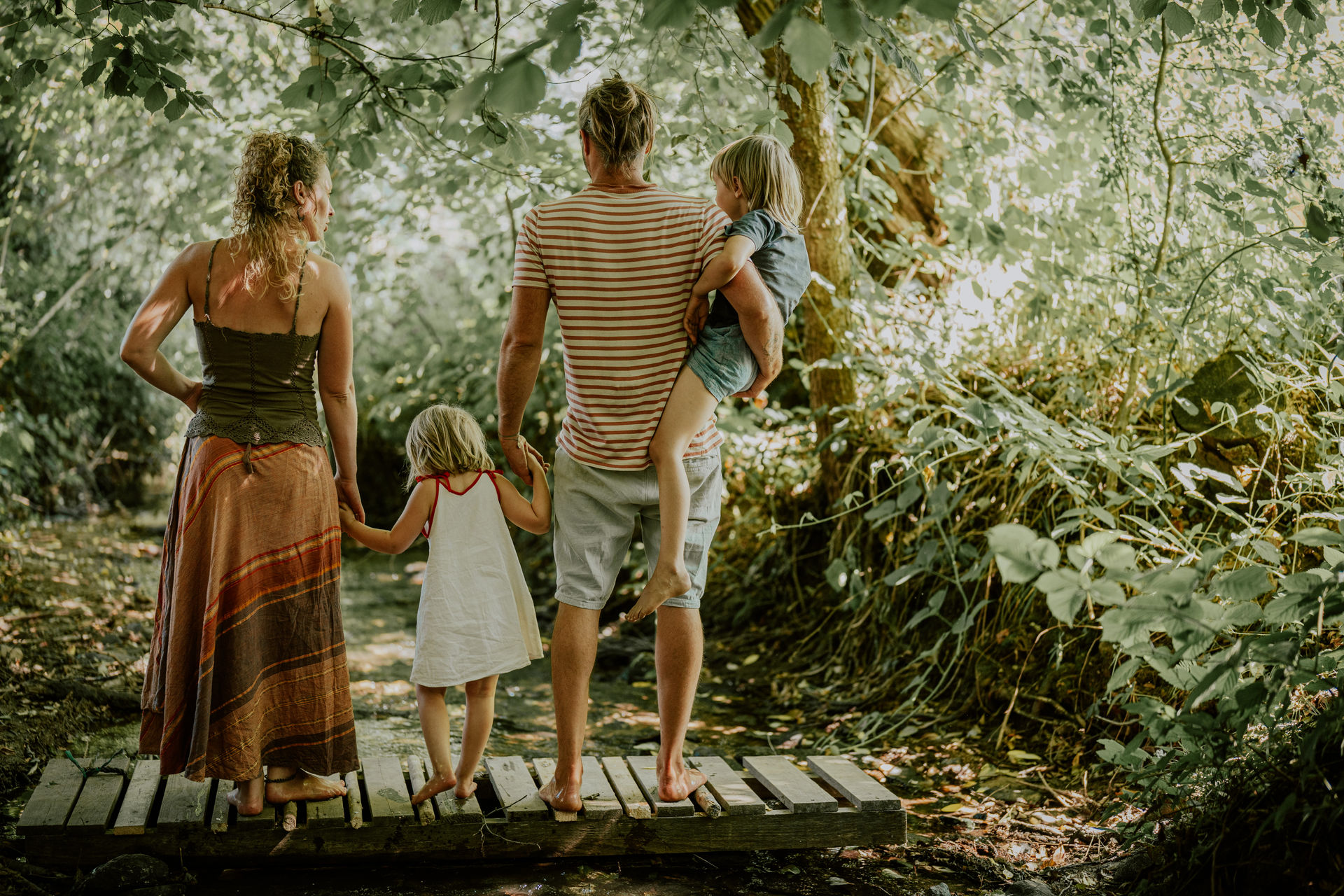 Familienfoto am Bach von hinten